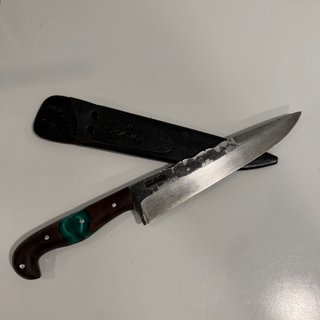Coltello artigianale con manico in legno e resina
