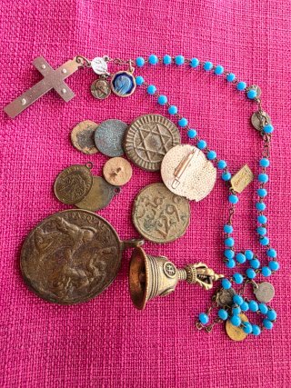 Lote de antigüedades: rosario, medallas y monedas