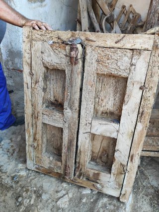 Ventana antigua con barrotes de hierro y cuarteron