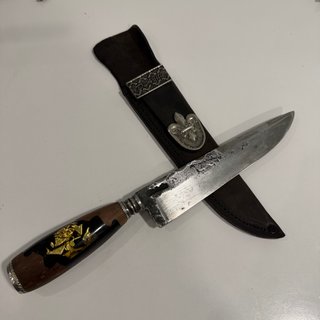 Coltello artigianale decorativo con oro