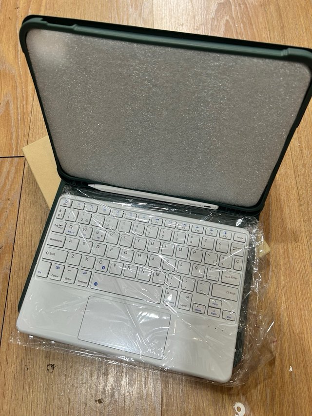 Custodia con Tastiera Trackpad iPad A16 11 gen+ Metapen A8