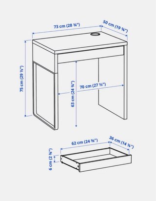 Escritorio blanco con cajón y silla.