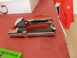Grapadora para textil y madera