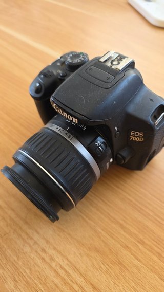 Canon EOS 700D + 18-55 + 2 baterías y funda