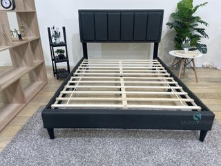 Cama moderna con cabecero acolchado, resistente