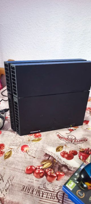 PS4 + 2 Mandos + 2 Juegos