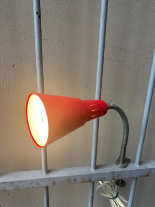 Lampada da tavolo rossa con morsetto
