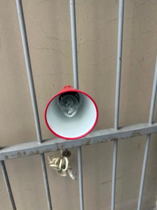Lampada da tavolo rossa con morsetto