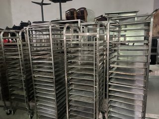 Carro acero inox con bandejas 380€/ud