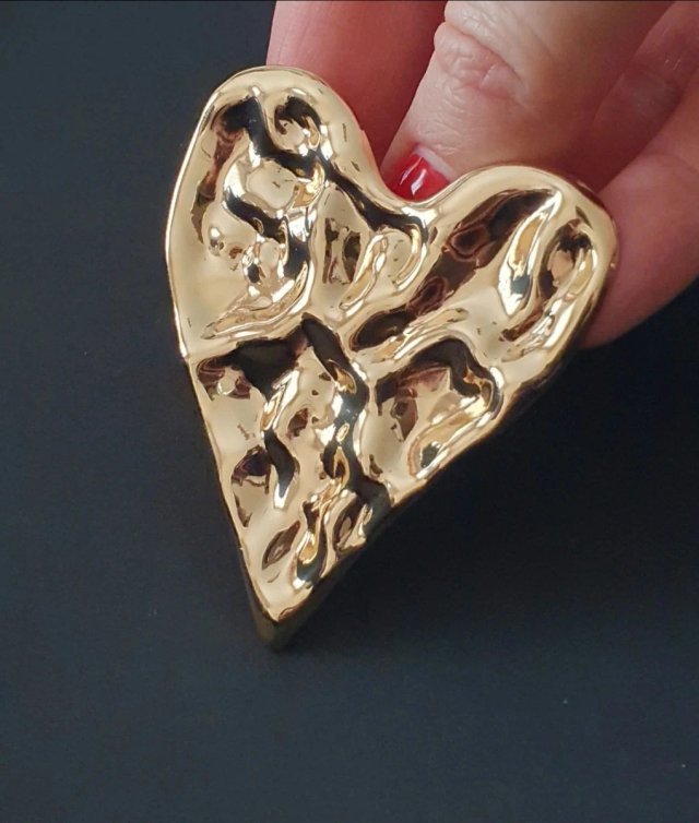 Broche Corazón Dorado Martillado