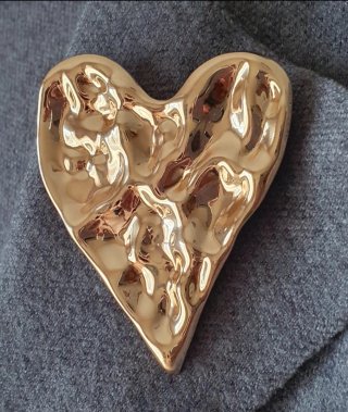 Broche Corazón Dorado Martillado