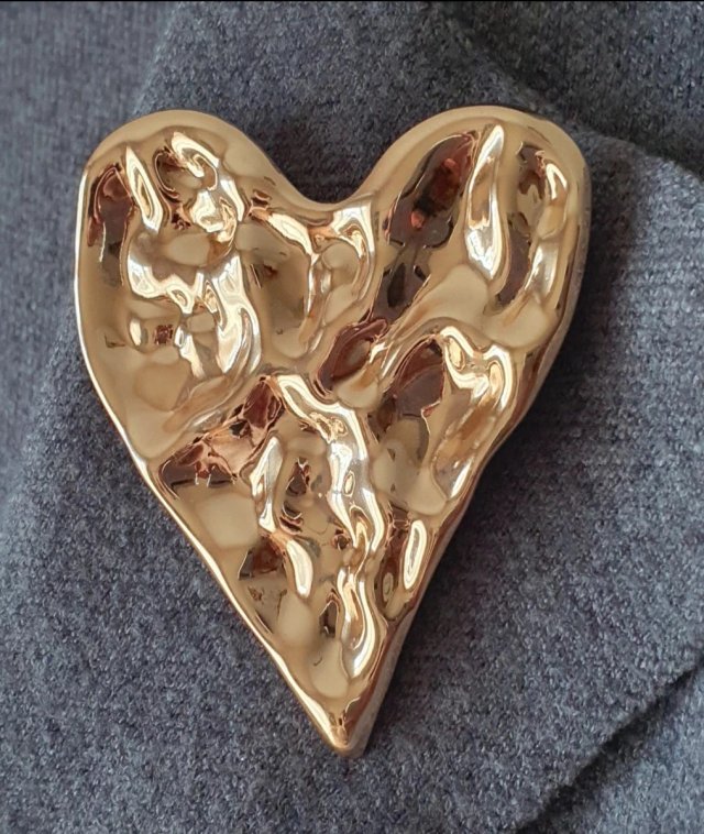 Broche Corazón Dorado Martillado