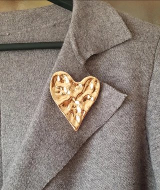 Broche Corazón Dorado Martillado