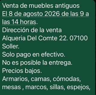 Mueble de madera con estanterías y puertas