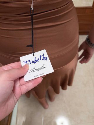 Vestido marrón con tachuelas