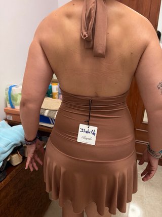 Vestido marrón con tachuelas