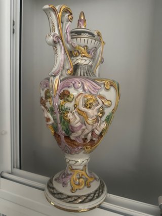 Jarrón de porcelana con detalles dorados