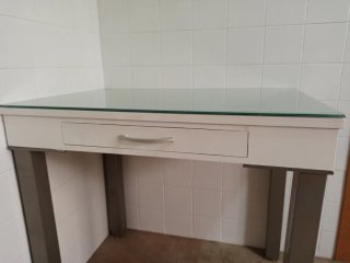 Mesa cocina de madera, patas metálicas y cristal