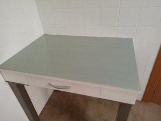 Mesa cocina de madera, patas metálicas y cristal