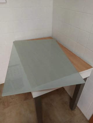 Mesa cocina de madera, patas metálicas y cristal