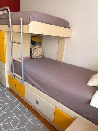 Habitación infantil con literas y escritorio