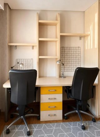 Habitación infantil con literas y escritorio