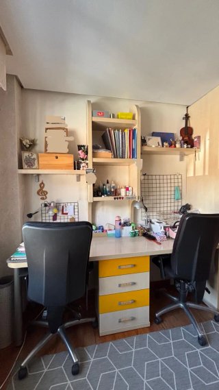 Habitación infantil con literas y escritorio