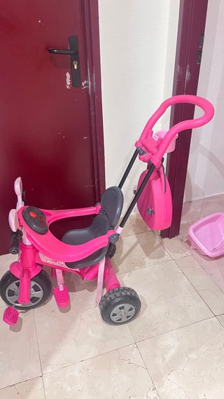 Triciclo rosa Feber con mango para empujar