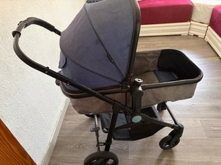 Carro de bebé gris y azul