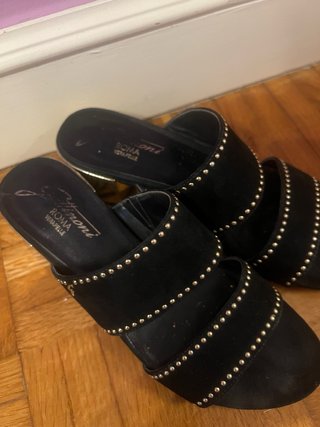 Sandalias tacón negras piel detalle dorado T36