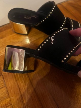 Sandalias tacón negras piel detalle dorado T36