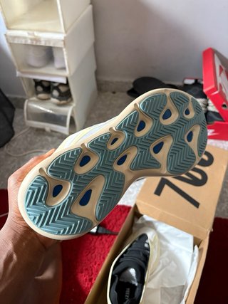 Adidas Yeezy 700 Beige/Amarillo