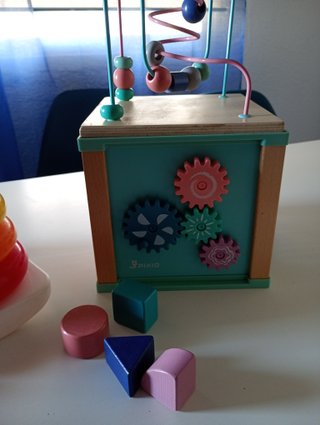 Lote de juguetes de madera y libros para bebes