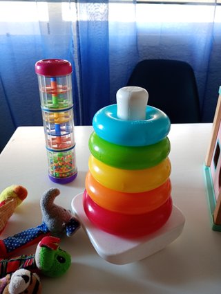 Lote de juguetes de madera y libros para bebes