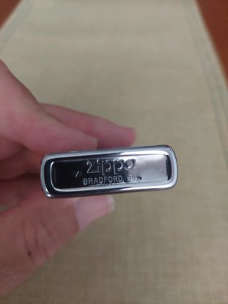 Mechero ZIPPO plateado.