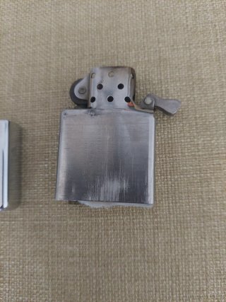 Mechero ZIPPO plateado.
