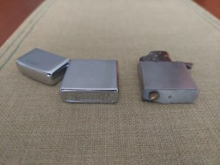 Mechero ZIPPO plateado.