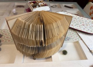 Libro decorativo piegato per casa e ufficio