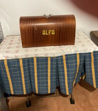 Máquina de coser ALFA antigua