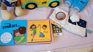 2 libri per bambini, 2 macchinine e peluche cane