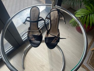 Sandalias tacón Gloria Ortiz negras y print animal