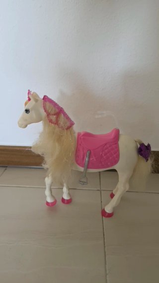Caballo Barbie con silla rosa