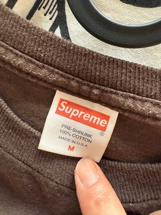 Camiseta Supreme Marrón con Estampado