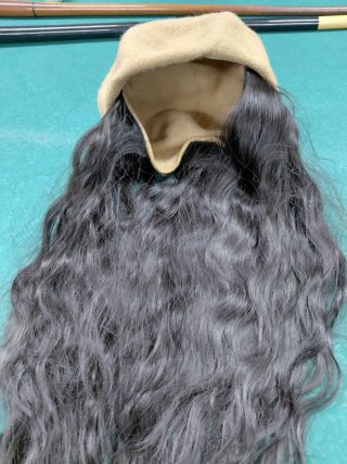 Conjunto Boina Bege e Peruca Preta