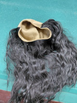 Conjunto Boina Bege e Peruca Preta