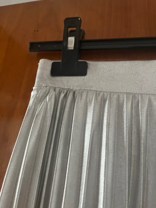 Falda midi plateada plisada