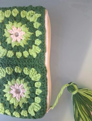 Estuche de crochet verde con borla