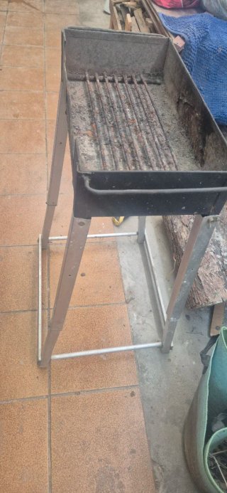 Barbacoa metálica negra con soporte