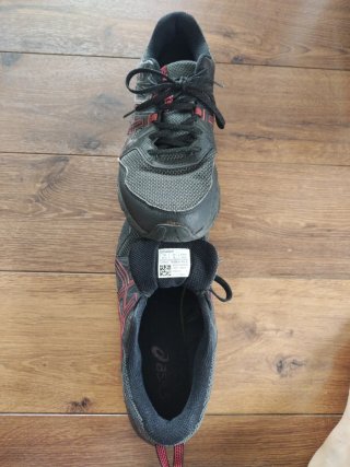 Zapatillas ASICS Negras y Rojas