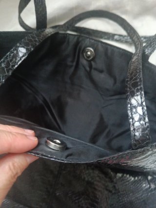 Bolso negro efecto piel serpiente